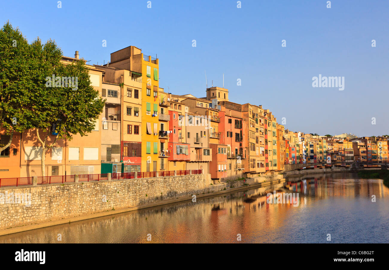 Die am Fluss in Girona, Katalonien (Catalunya), Spanien Stockfoto