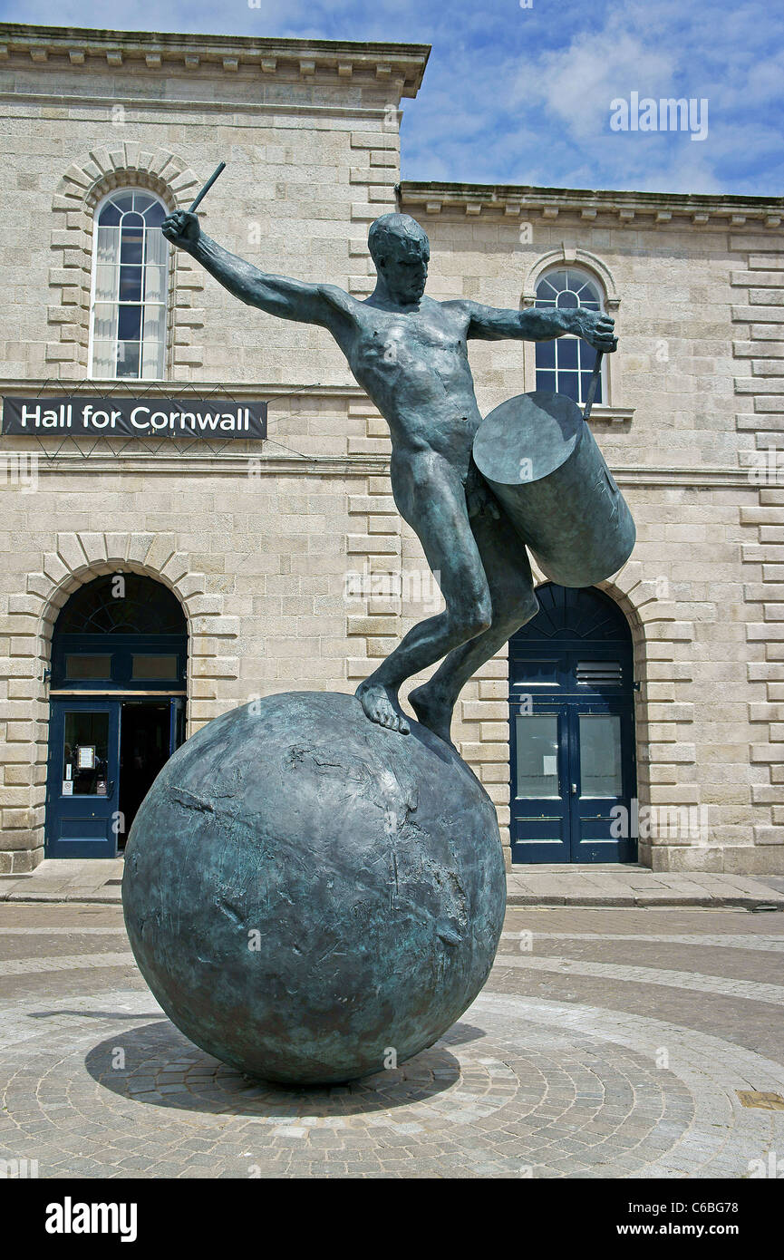 Der "Trommler" eine Skulptur aus Bronze mit Cornish Zinn und Kupfer vom Künstler Tim Shaw auf Zitrone Kai Truro, Cornwall, England, UK Stockfoto