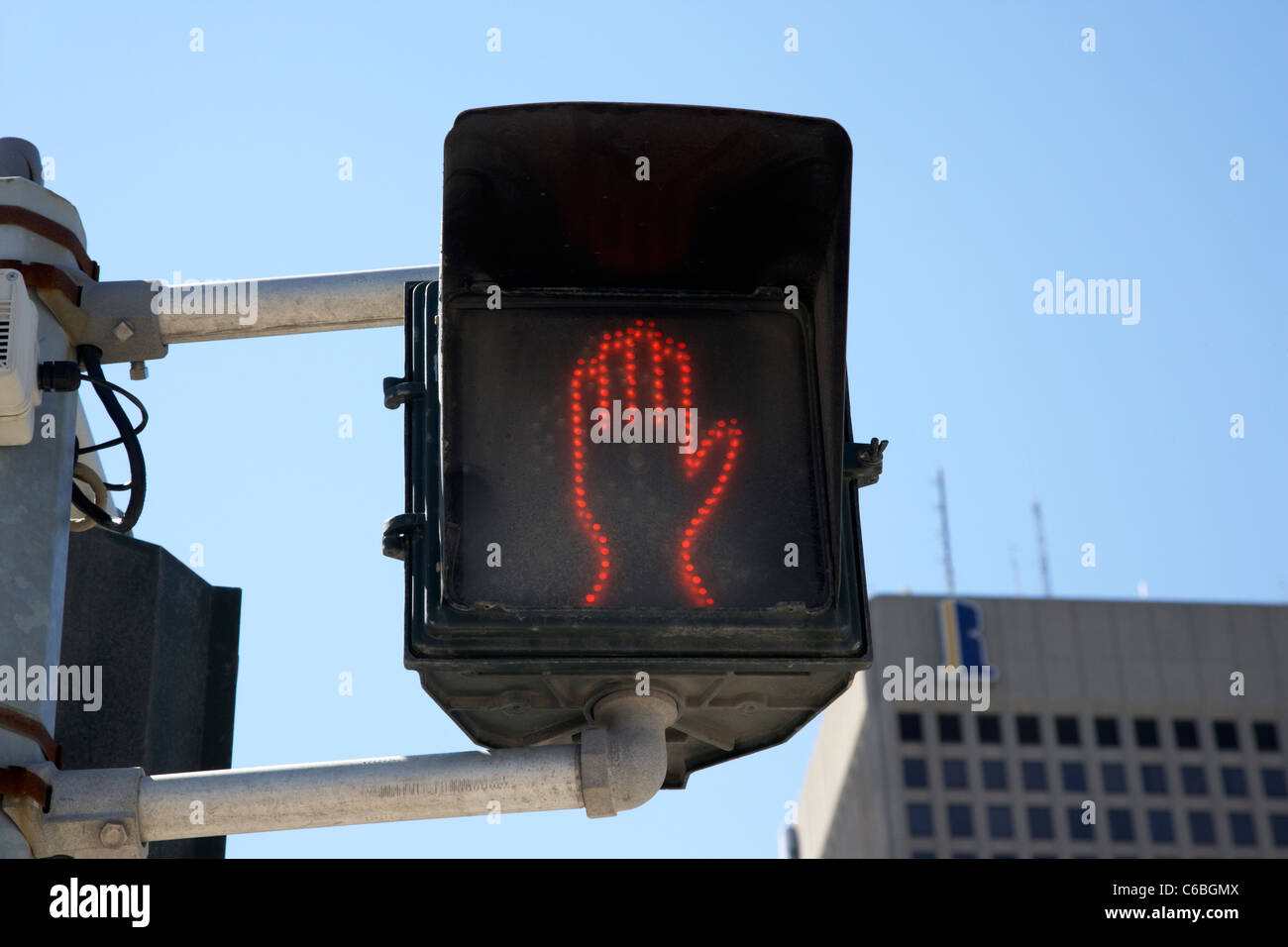 energiesparende led Halt nicht Kreuz rot Fußgänger überqueren Zeichen in der Innenstadt von hand Winnipeg Manitoba Kanada Stockfoto