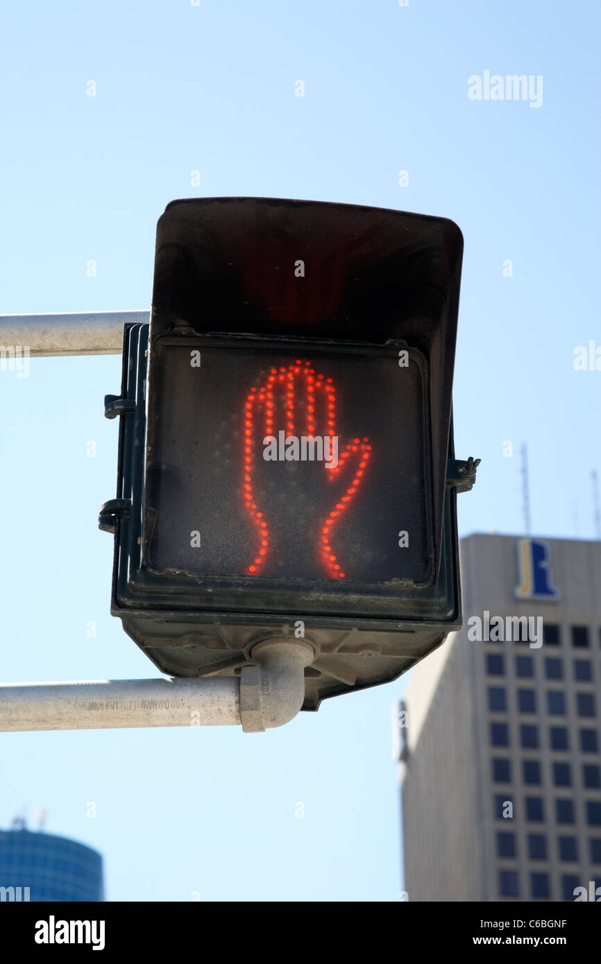 energiesparende led Halt nicht Kreuz rot Fußgänger überqueren Zeichen in der Innenstadt von hand Winnipeg Manitoba Kanada Stockfoto