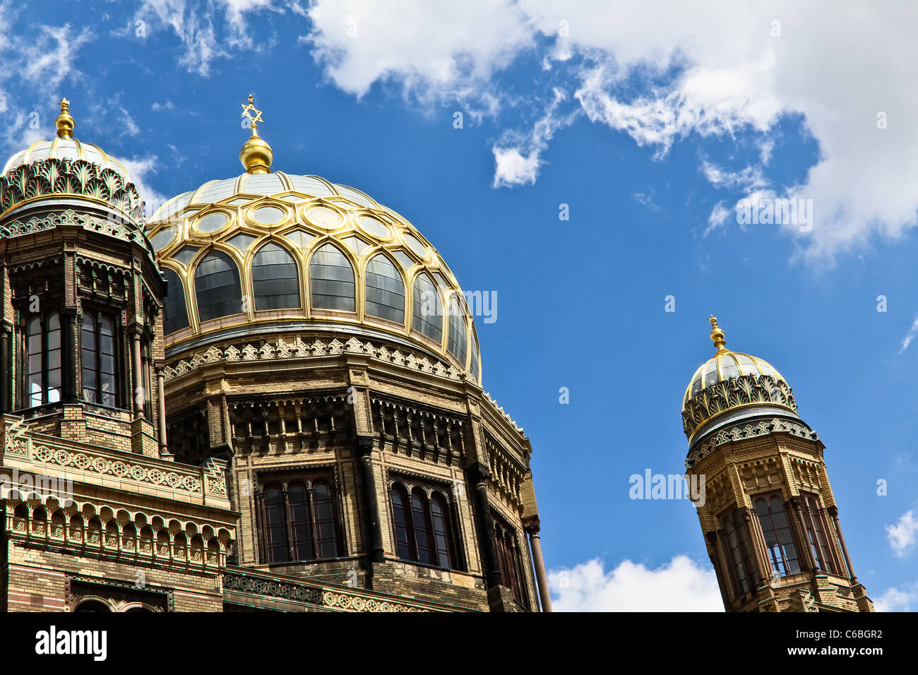 Die Synagoge unter blauem Himmel mit Wolken in Berlin scheint in gold Stockfoto