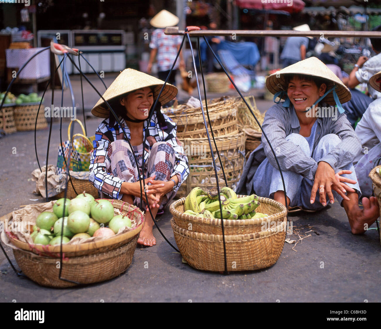 Frauen Obstverkäufer, zweit Tây Markt, Cholon, Kreis 6, Ho-Chi-Minh-Stadt (Saigon), sozialistische Republik Vietnam Stockfoto