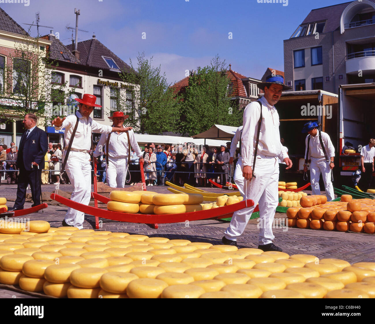 Käse - torhüter Laufräder von Gouda Käse auf Schlitten in Alkmaar Käsemarkt, Alkmaar, Noord Holland, Königreich der Niederlande Stockfoto