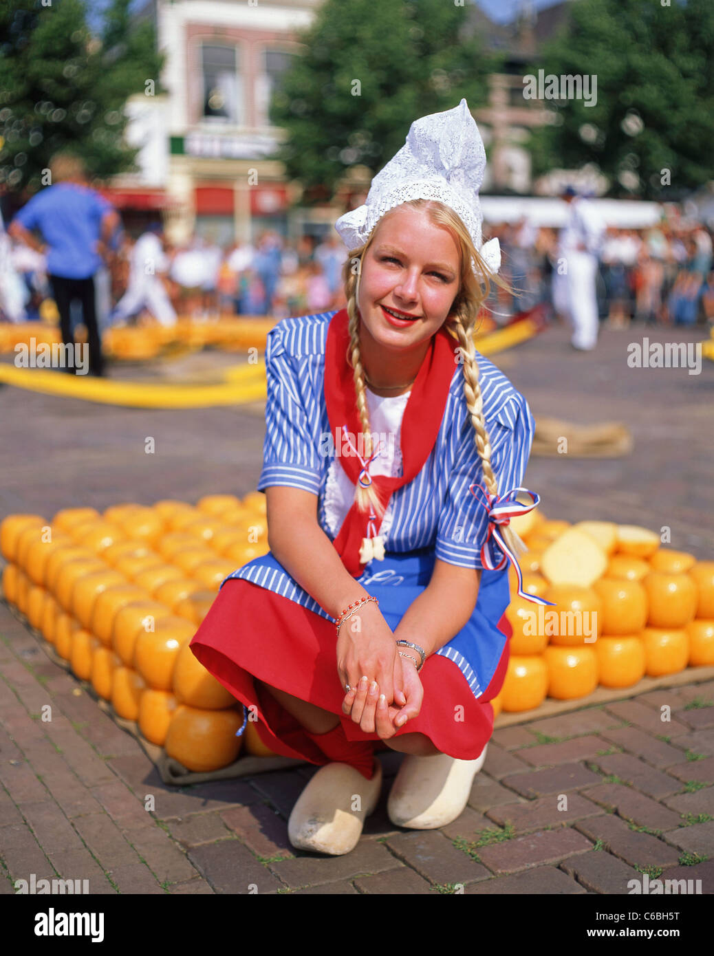 Junge Frau in traditioneller Kleidung in Alkmaar traditionellen Käsemarkt, Alkmaar, Noord Holland, Königreich der Niederlande Stockfoto