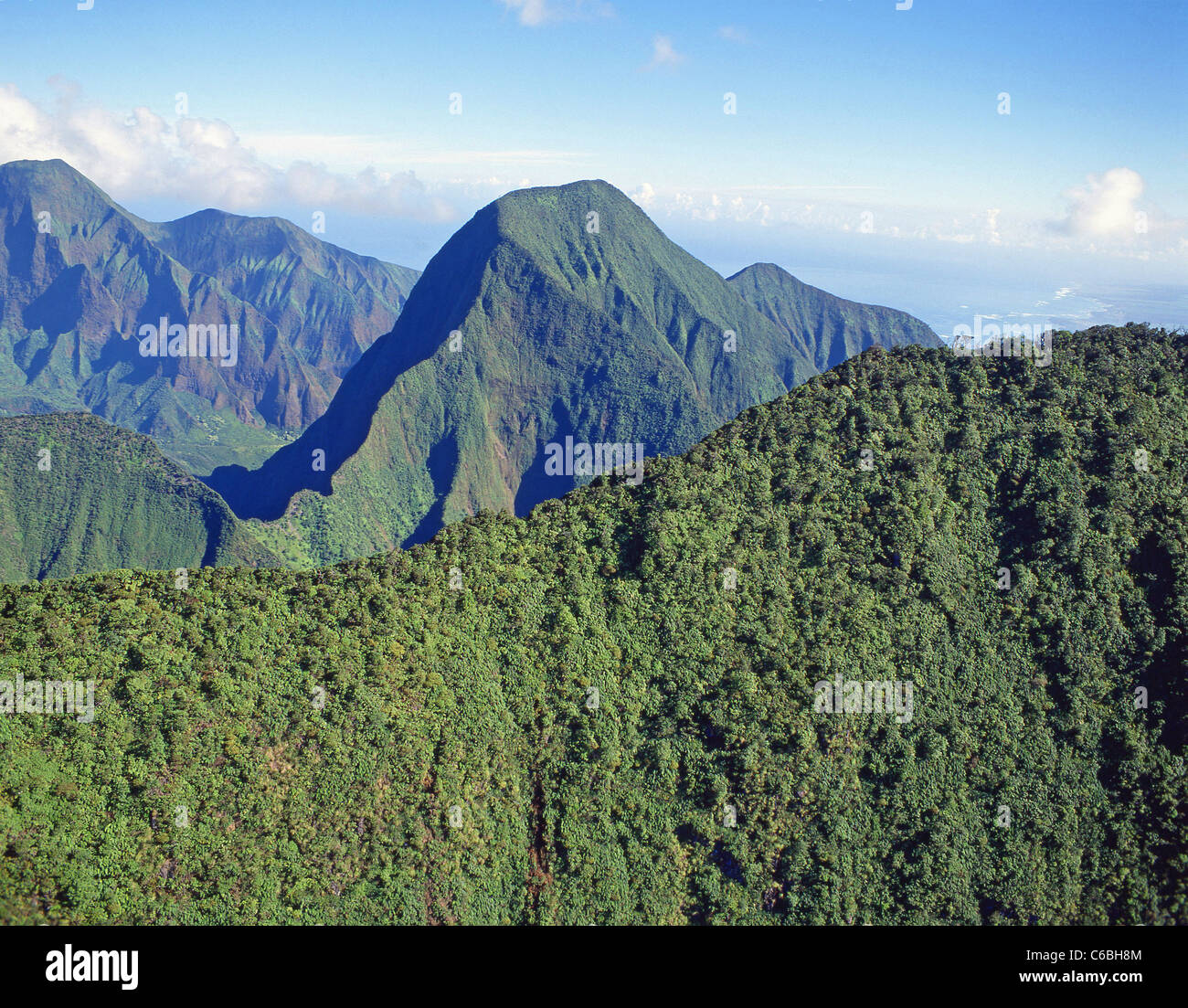 Luftaufnahme von West Maui Mountains, Maui, Hawaii, Vereinigte Staaten von Amerika Stockfoto