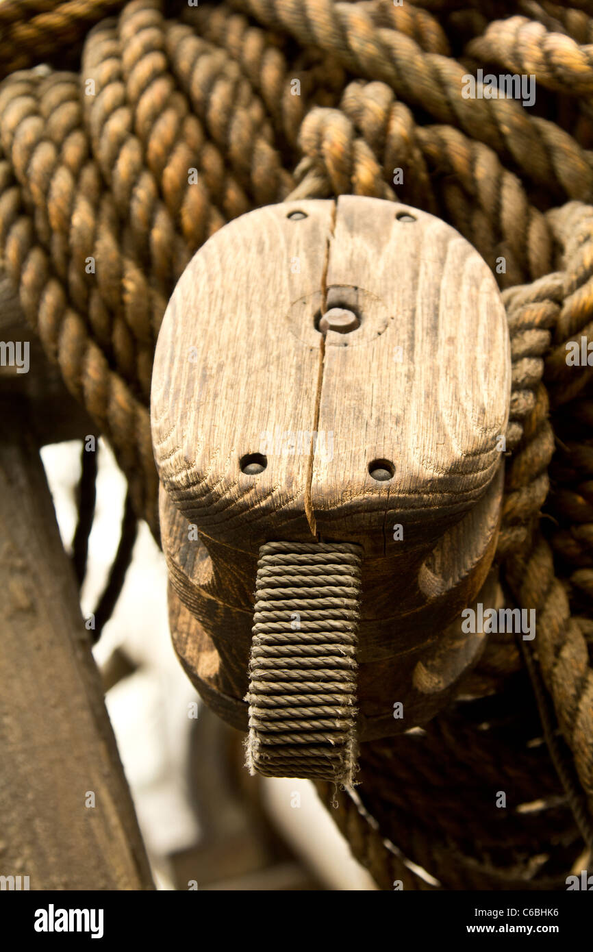 Eine alte Seil und Holzklotz Riemenscheiben von einem alten Piratenschiff Stockfoto