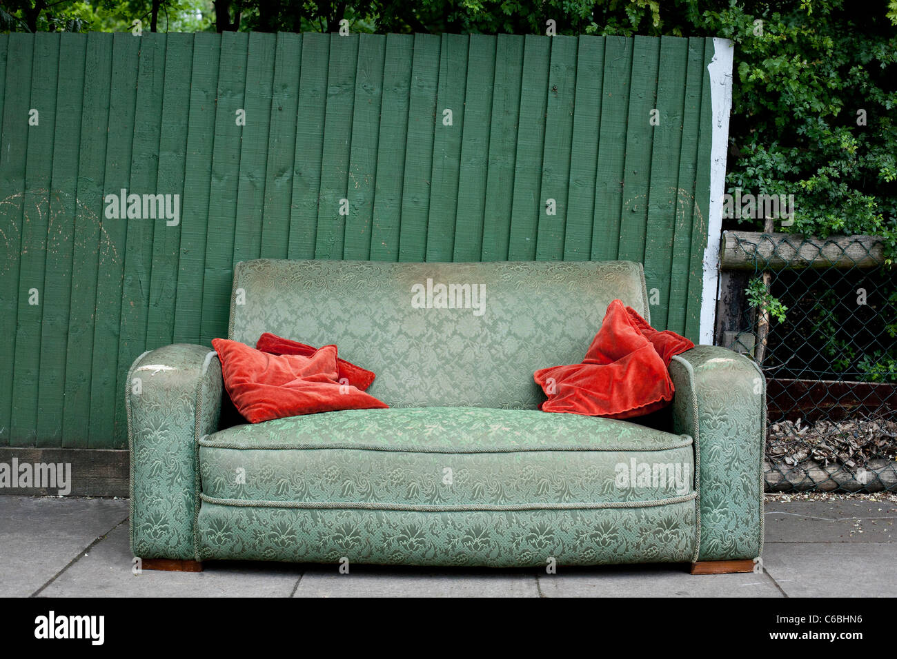 Verlassene Sofa auf einer Straße Stockfoto