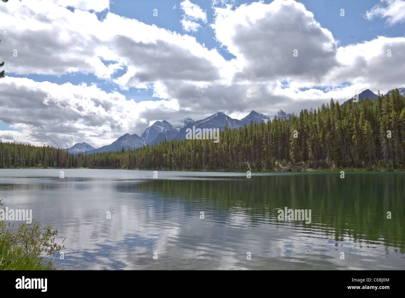 Der wunderschöne See vor der Kulisse der majestätischen Berge der kanadischen Rockies Stockfoto