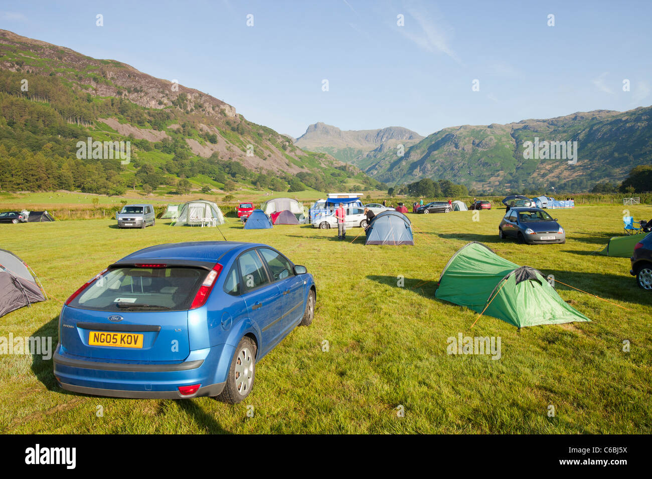 Wohnmobil auf einem Campingplatz auf der Basis Brown Farm im Langdale Tal, mit Blick auf die Langdale Pikes, Lake District, Großbritannien. Stockfoto