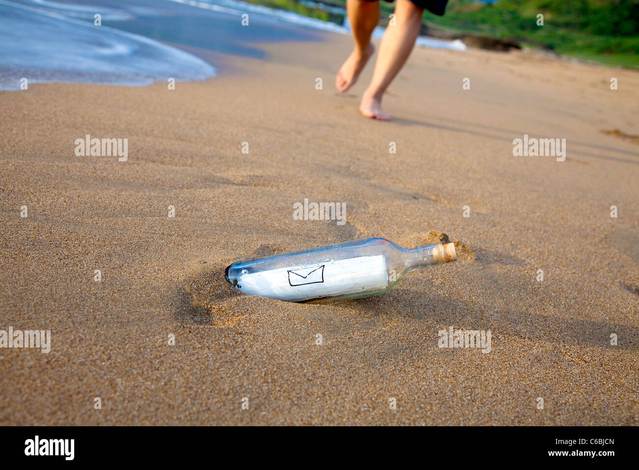 Post eine Flaschenpost am Strand Stockfoto