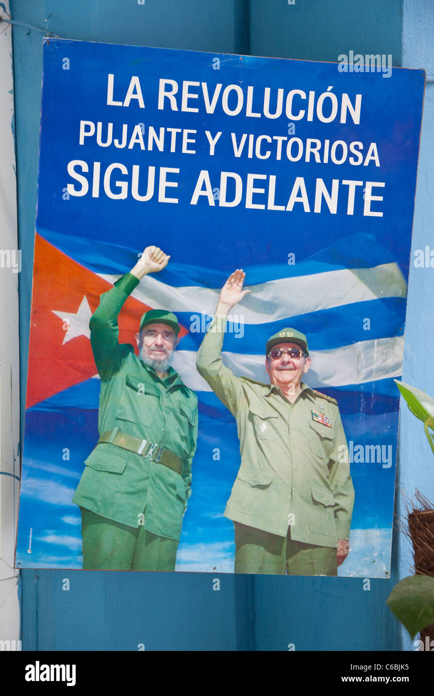 Kuba, Havanna. Politisches Plakat zur Erinnerung an den Übergang der Macht von Fidel zu Raul Castro. Stockfoto