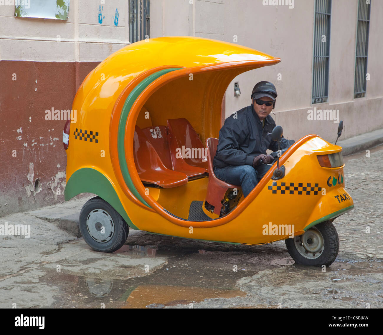 Kuba, Havanna. Coco-Taxi mit Fahrer. Stockfoto