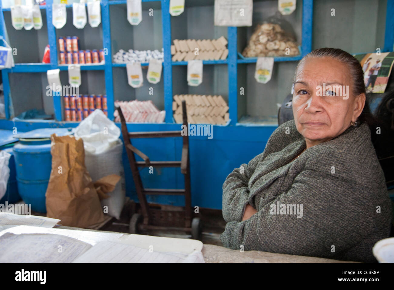 Kuba, Havanna. Verkäuferin in einem kleinen Laden, Alt-Havanna. Stockfoto