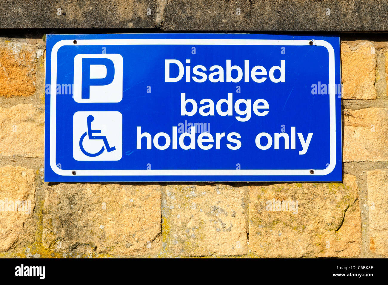 Behindertenausweises Inhaber melden Sie nur an einer Wand in einem Parkhaus Stockfoto