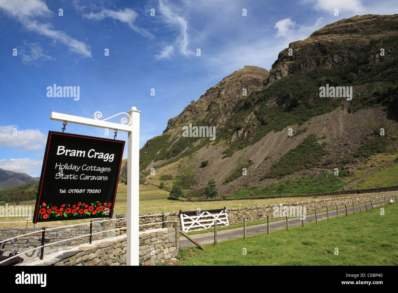 Melden Sie für Bram Cragg Ferienhäuser mit den Felsen im Hintergrund, Cumbria, England, UK Stockfoto