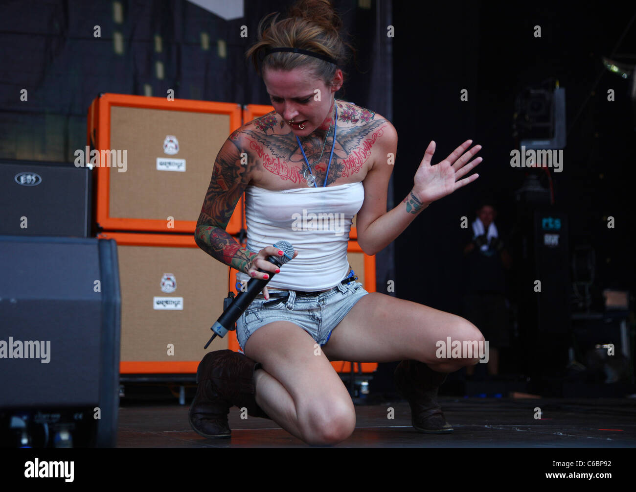 Jennifer Rostock Raucht Jennifer Rostock die live auf MTV Campus Invasion 2010 am Jahnstadion ...