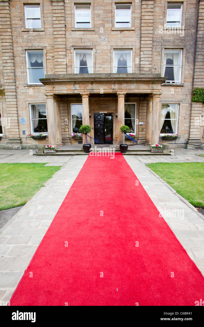 Ein roter Teppich führt in Richtung Walton Hall in der Nähe von Wakefield, Yorkshire, Großbritannien. Stockfoto