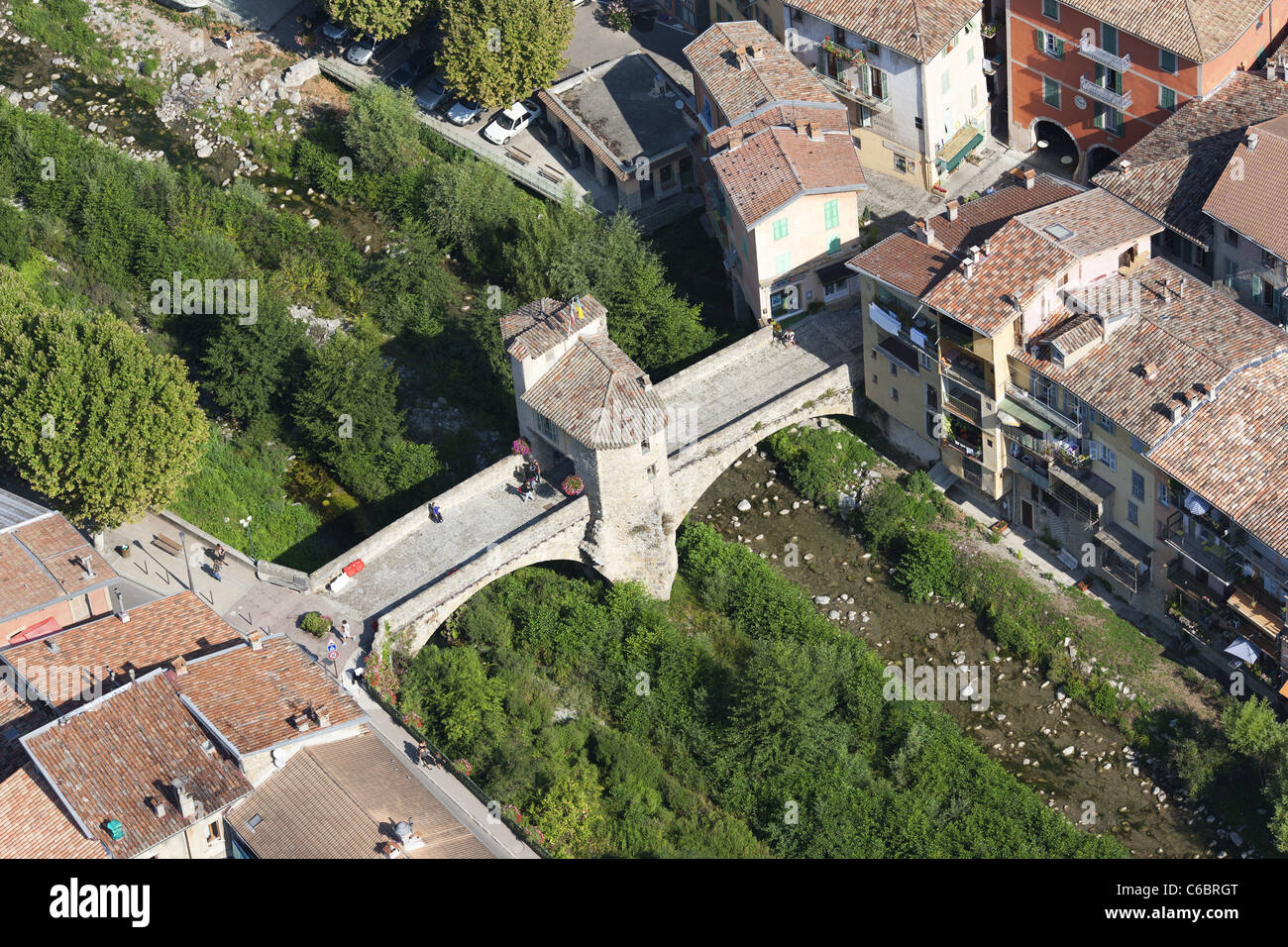 LUFTAUFNAHME. Alte Mautbrücke aus dem 13. Jahrhundert an der historischen Salzstraße zwischen Nizza und Turin. Bévéra River in Sospel, Alpes-Maritimes, Frankreich. Stockfoto