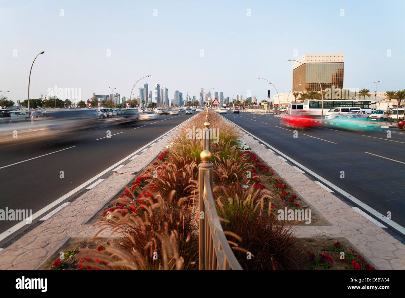 Katar, Naher Osten, Arabische Halbinsel, Doha, Straße, zum der Corniche und die Hochhaus-Skyline von Doha Zentralverriegelung Stockfoto