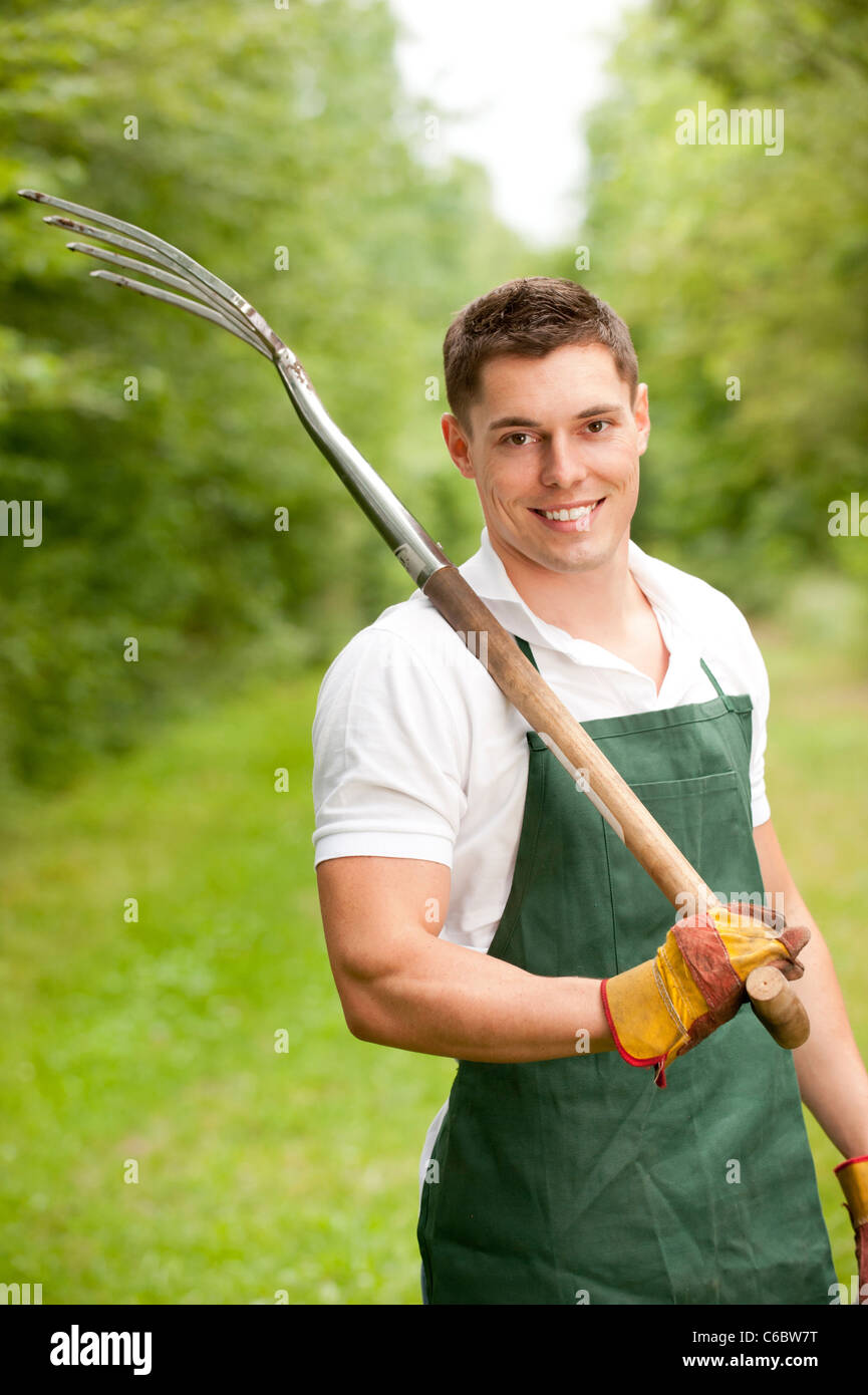 Junger mann heugabel Fotos und Bildmaterial in hoher Auflösung Alamy