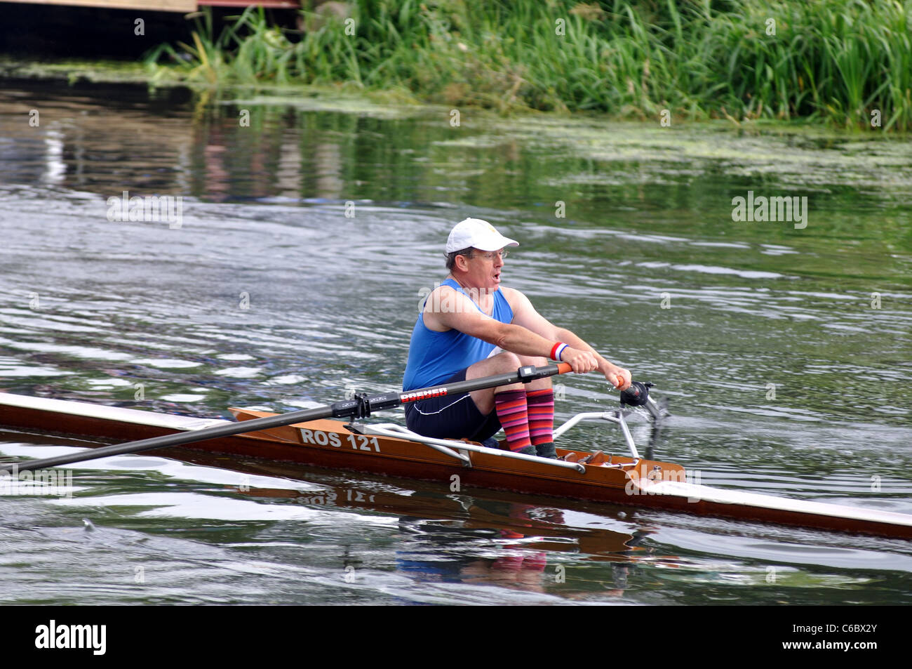 Rudern am Fluss Avon bei Warwick Regatta, Warwickshire, UK Stockfoto