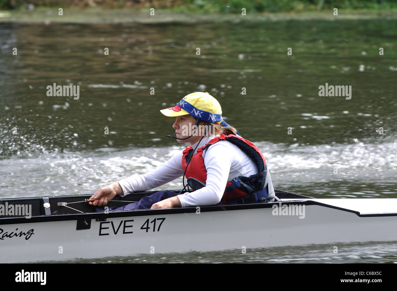 Cox im Boot bei Warwick Regatta, Warwickshire, UK Stockfoto