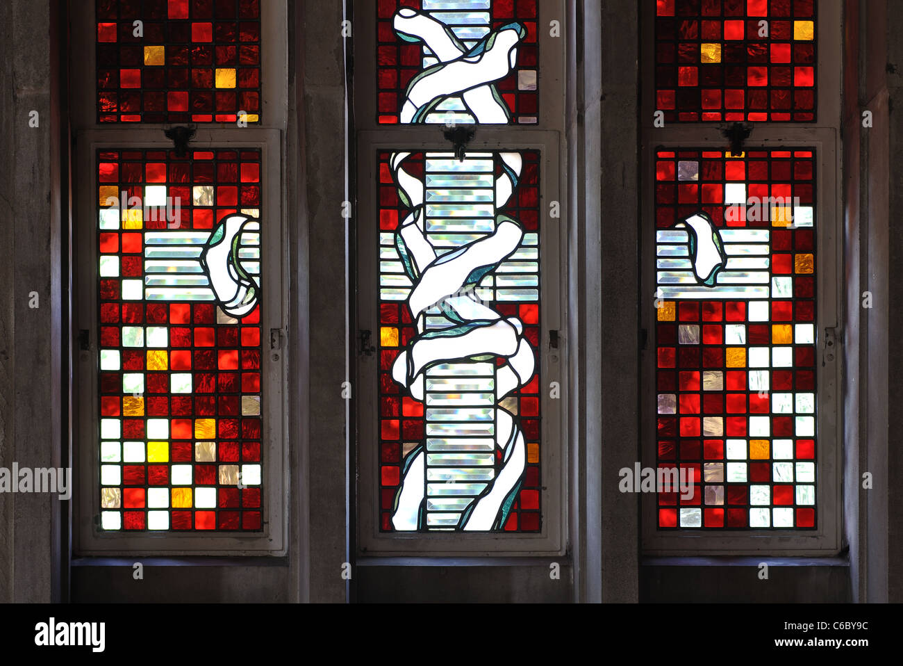 Glasmalerei im modernen Anbau des Hl. Jakobus der Grote Kerk, Birstall, Leicestershire, England, UK Stockfoto