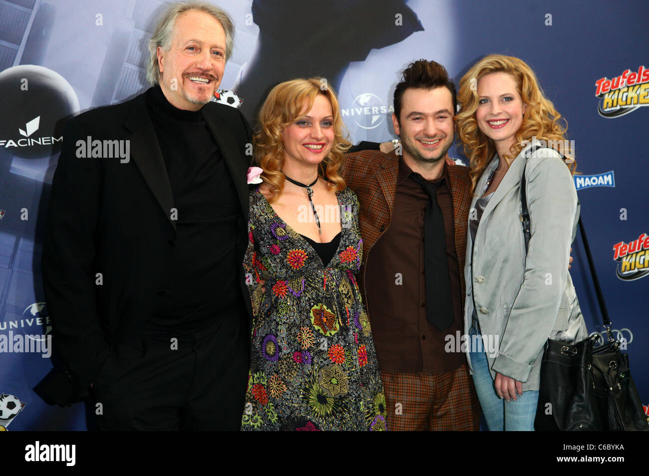Reiner Schoene, Catherine Flemming, Granz Henman, Diana Amft bei der Welt-premiere von "Teufelskicker" im Cinedom Kino. Stockfoto
