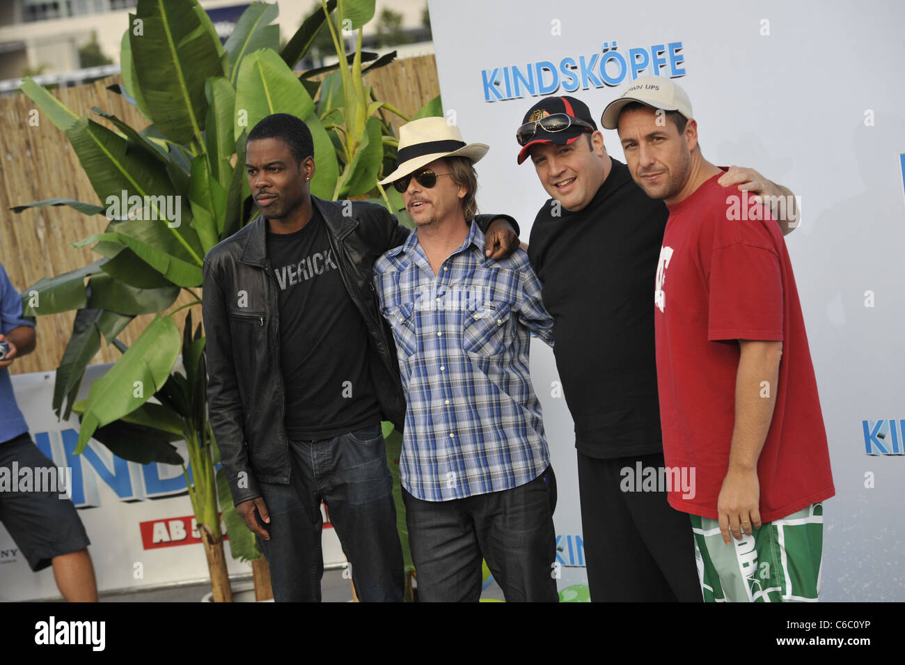 Adam Sandler in der deutschen Erstaufführung von "Grown Ups" ("Kindskoepfe") in Berlin Beach an O2, Kevin James, Chris Rock, David Spade Stockfoto