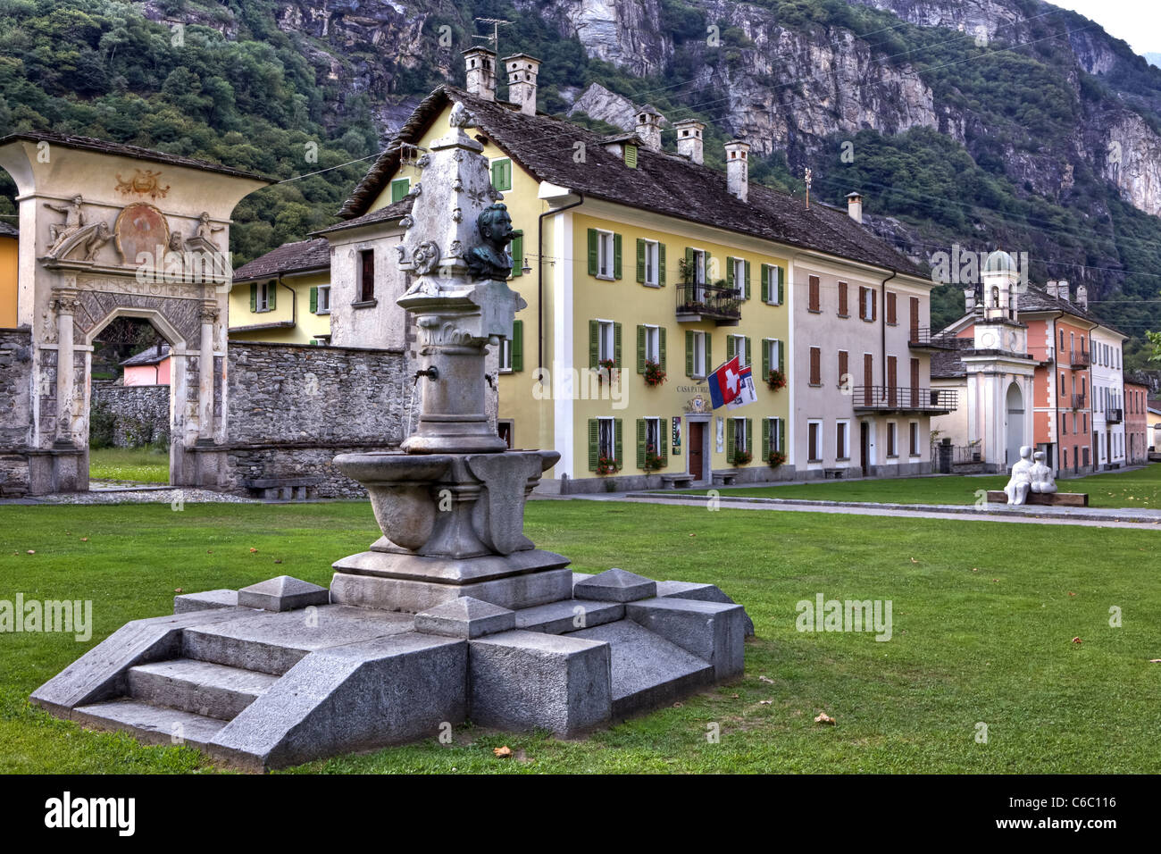 Der Dorfplatz mit Brunnen und Skulpturen in Cevio, Vallemaggioa, Tessin, Schweiz Stockfoto