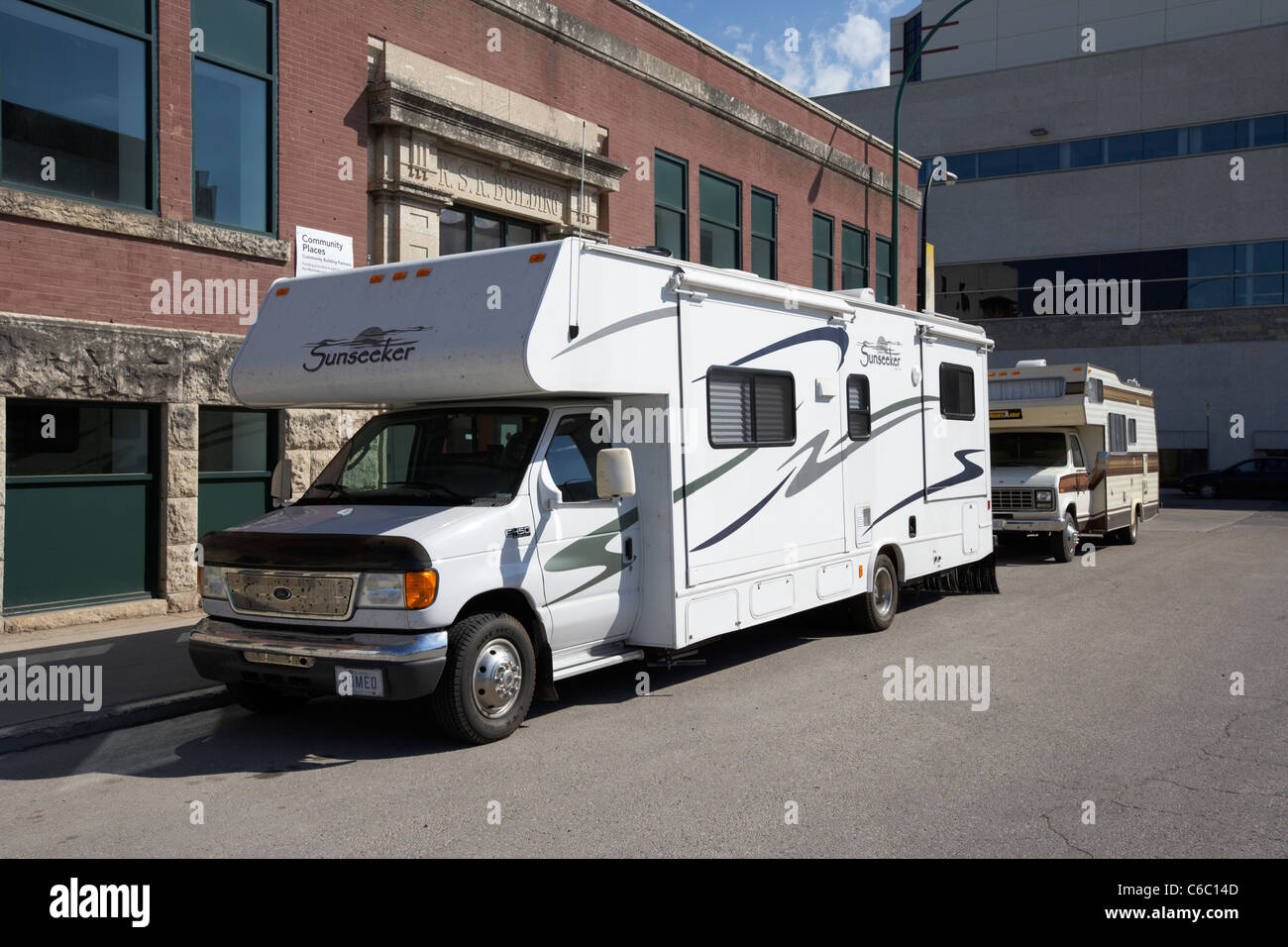 Wohnmobil Wohnmobile geparkt über Nacht in der ruhigen Stadt Straße downtown Winnipeg Manitoba Kanada Stockfoto