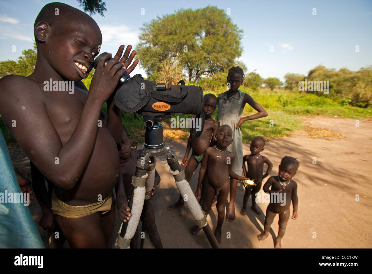Stammes-Kinder mit Teleskop Äthiopien Stockfoto