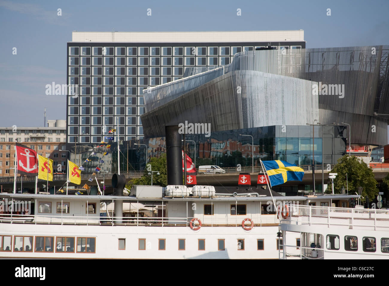 Stockholm Waterfront Kongresszentrum Gebäude im Hintergrund und typischen Boote vor, See Mälaren Stockholm Stockfoto