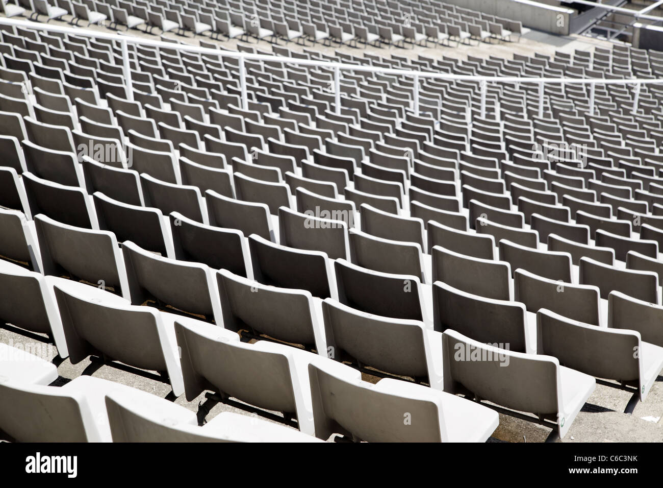 Viele Kunststoffsitzen im großen Stadion Stockfoto