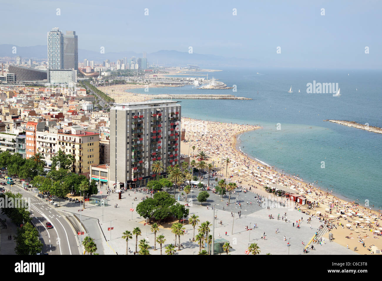 Blick auf den Stadtteil Barceloneta und Strand, Barcelona, Spanien Stockfoto