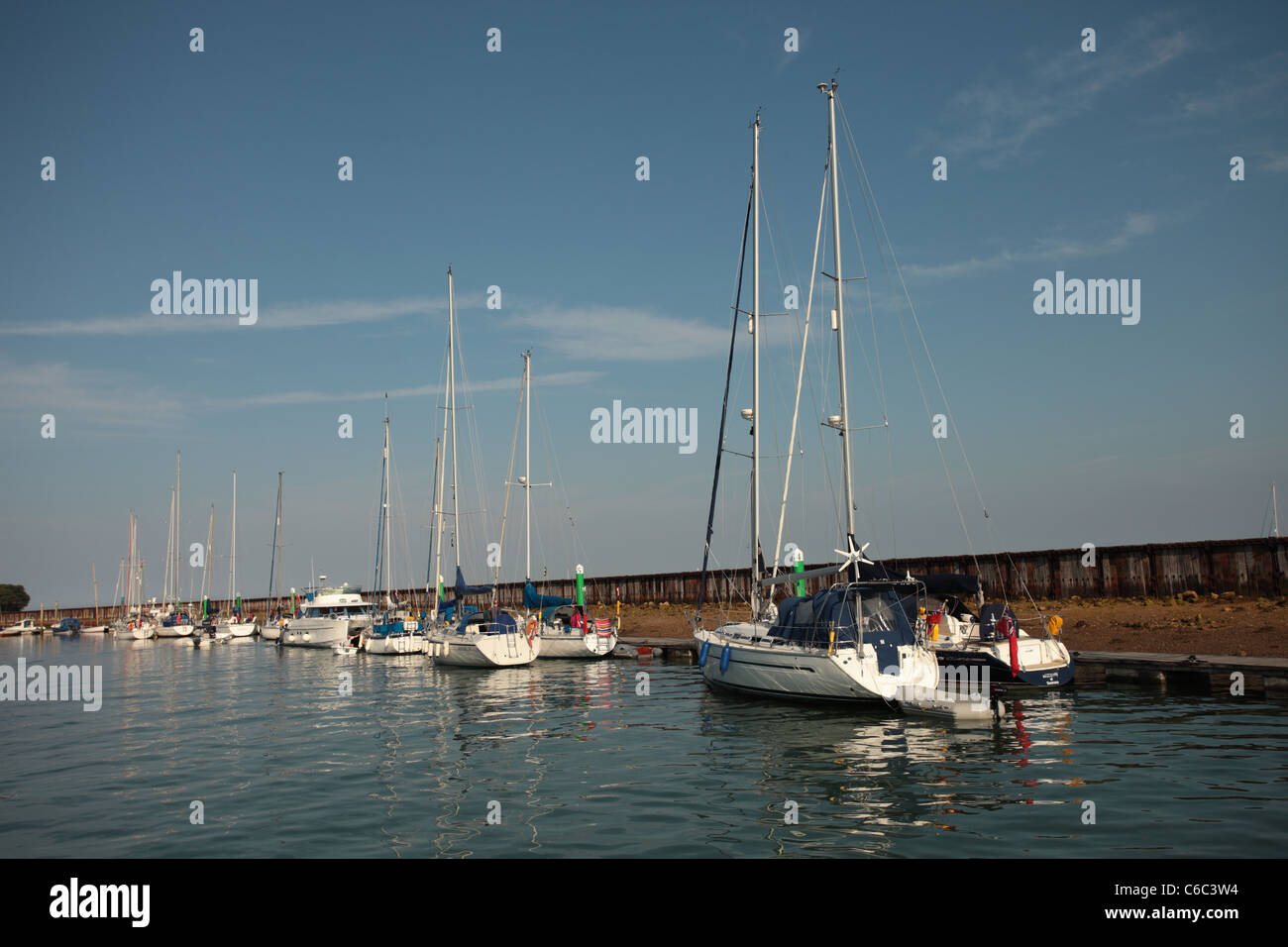 Yachten in der Marina, Alderney, Kanalinseln, UK Stockfoto