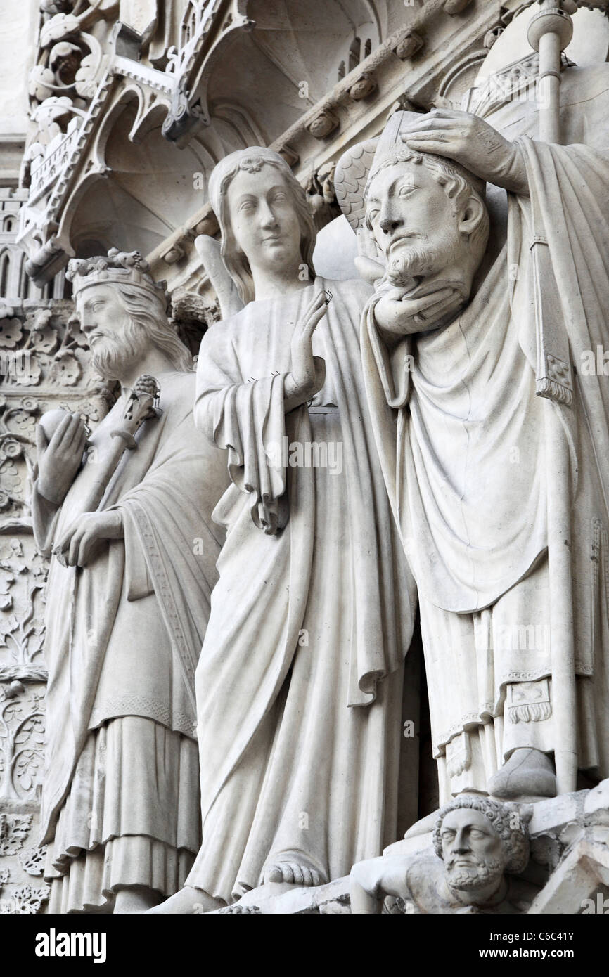 Skulpturen an der Fassade von Notre-Dame de Paris. Frankreich. Stockfoto