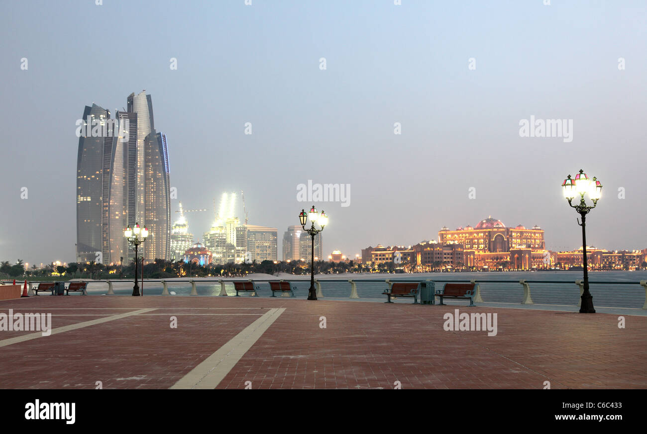 Abu Dhabi-Promenade am Abend. Vereinigte Arabische Emirate Stockfoto