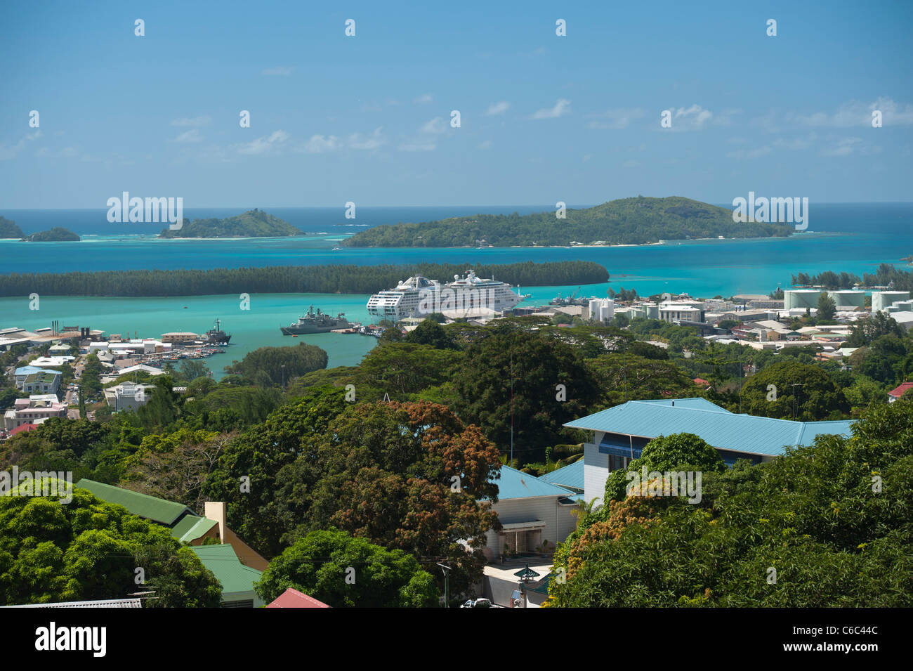 Blick auf Port Victoria und Kreuzfahrtschiff, Mahe, Seychellen Stockfoto