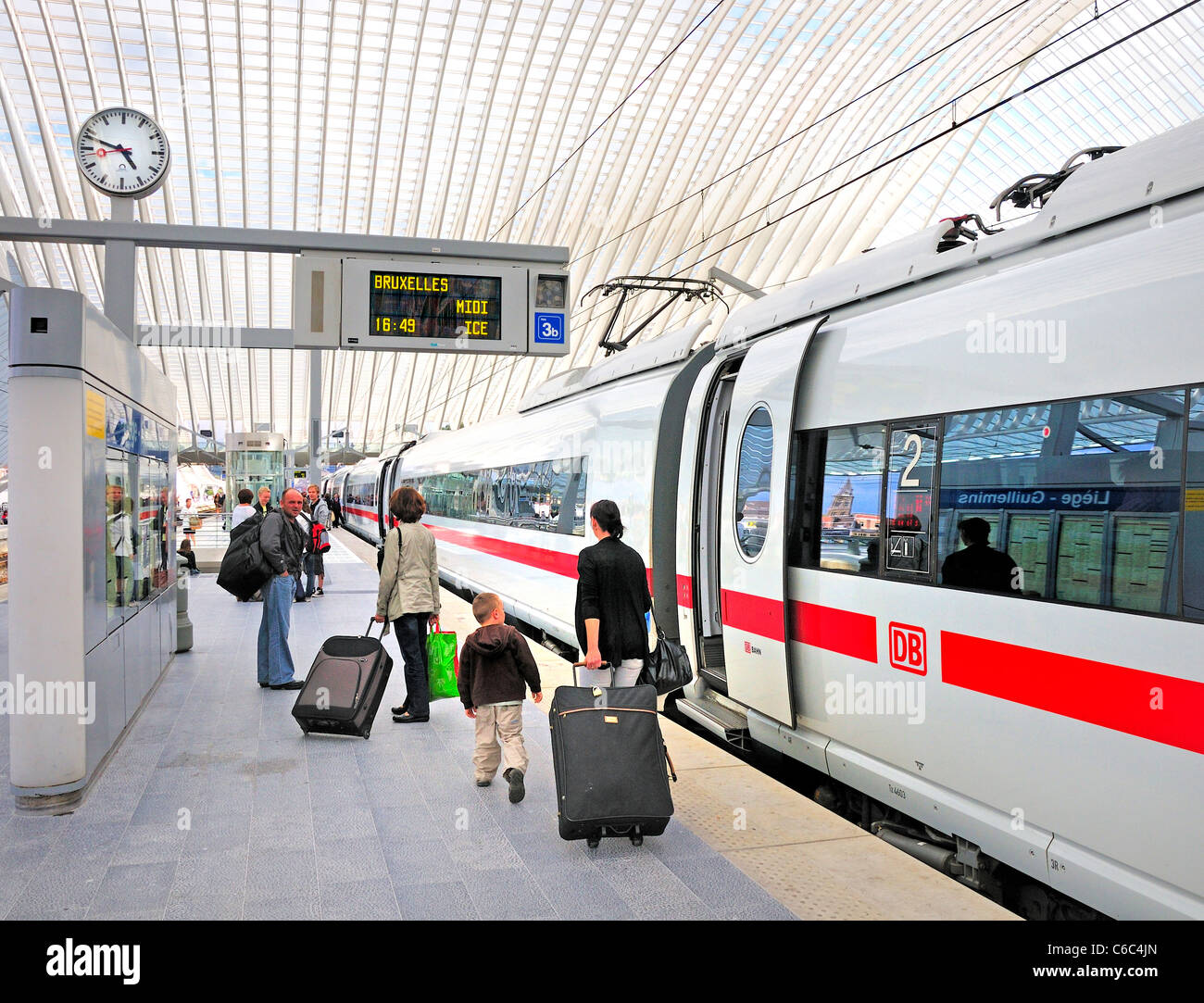 Lüttich, Belgien. Hauptbahnhof - Gare des Guillemins (2009 - Santiago Calatrava Valls) deutschen ICE nach Brüssel Stockfoto
