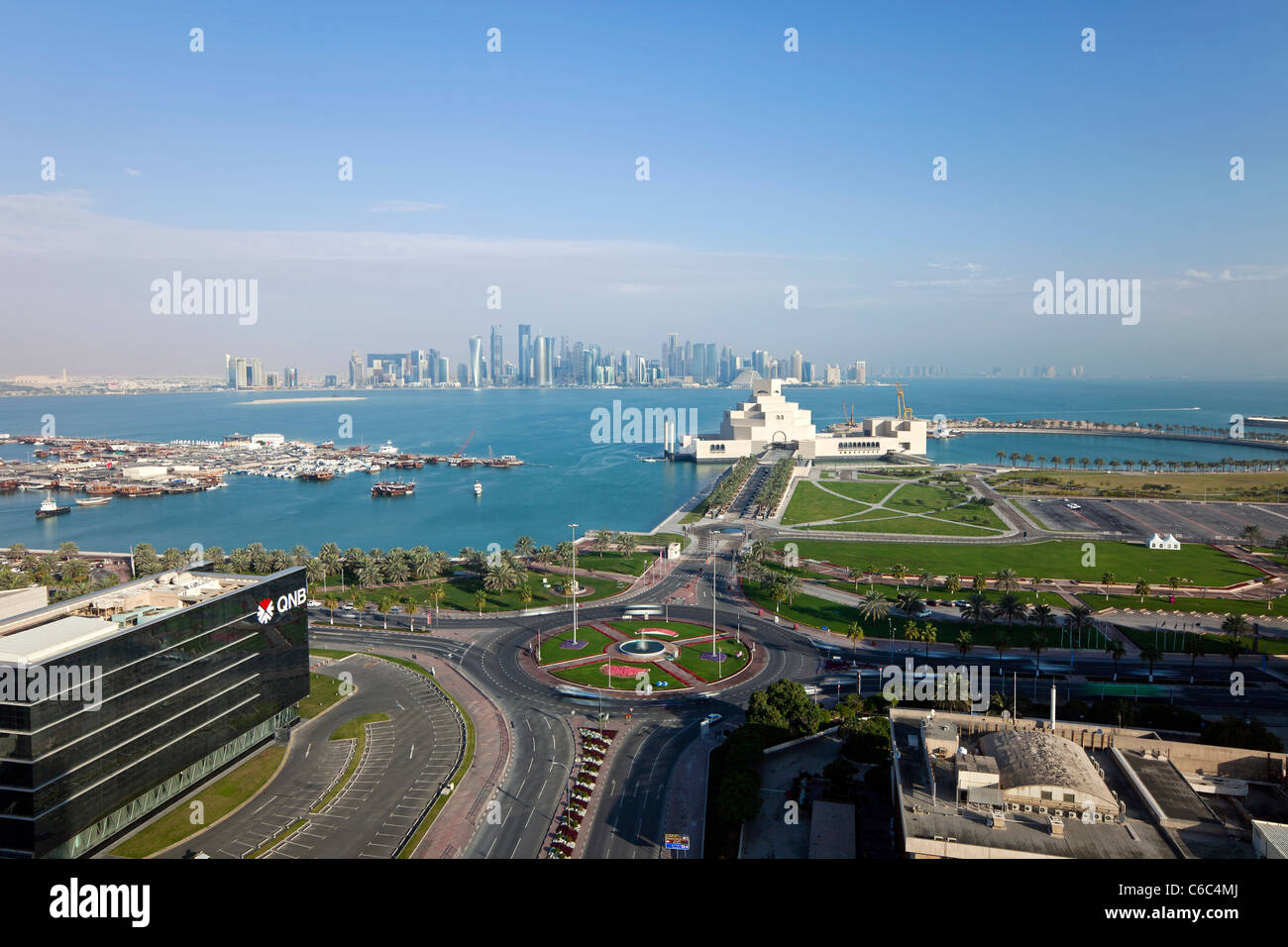Katar, Naher Osten, Arabische Halbinsel, Doha, erhöhten Blick auf das Museum für islamische Kunst und die Dhau-Hafen Stockfoto