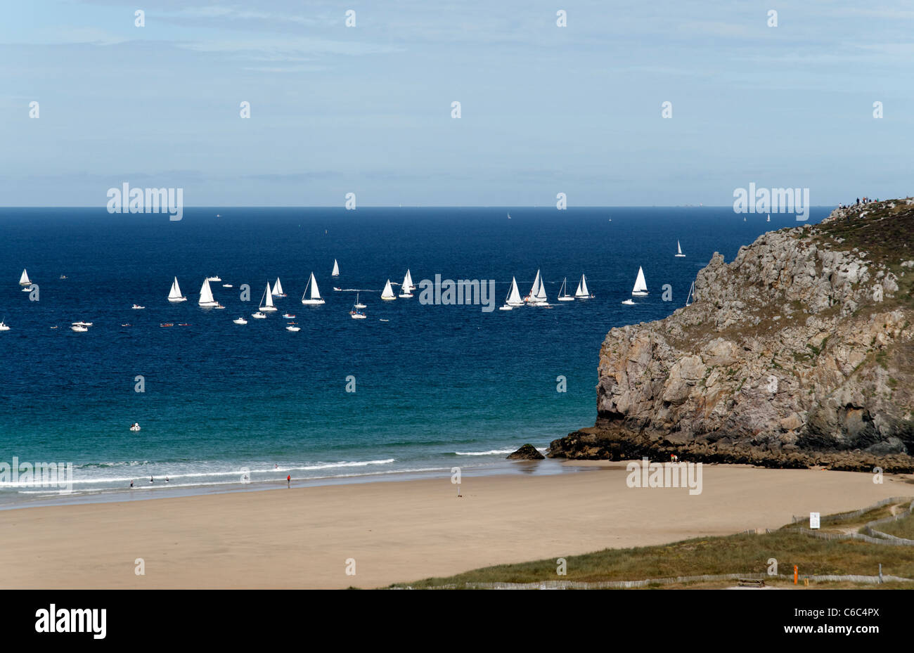 Segelboote Segeln zur Halbinsel Point Toulinguet, Camaret-Sur-Mer, Crozon (Finistère, Bretagne, Frankreich). Stockfoto
