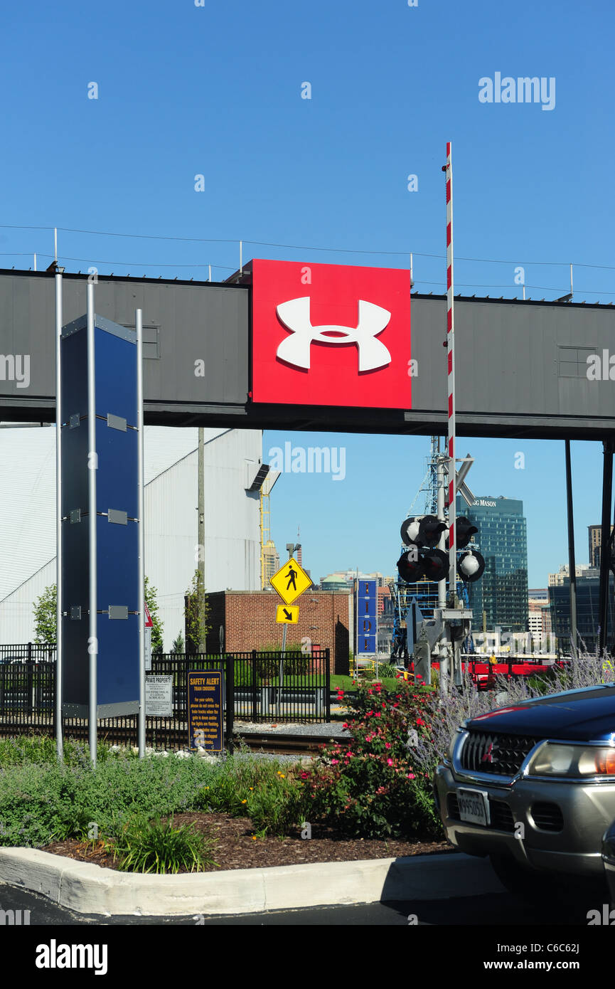 Unter Rüstung Unternehmenszentrale Baltimore, Md Maryland USA Logo auf eine Struktur im Hauptgebäude Stockfoto