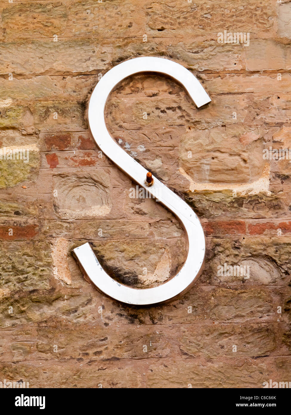 S-förmiger Platte an der Wand verwendet, um ein altes Gebäude mit strukturellen Problemen zu stärken Stockfoto