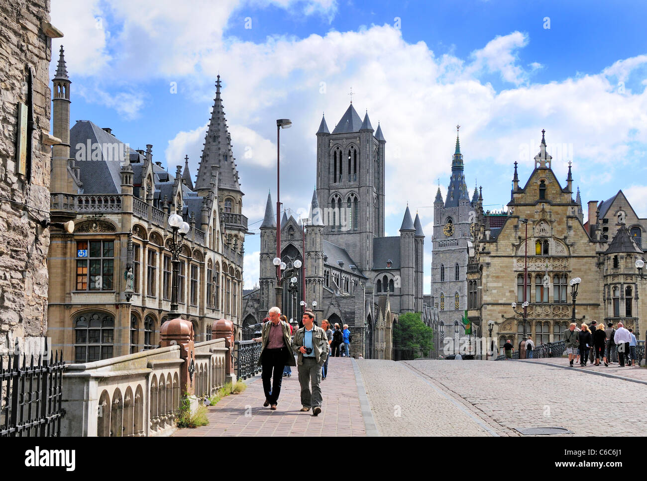 Ghent / Gent, Belgien. Sint Michielsbrug (Brücke) und Sint Niklaaskerk / St.-Nikolaus-Kirche (Mitte) Stockfoto