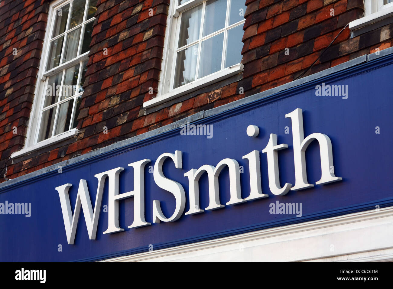 W H Smith Zeichen über seinen Laden in Tenterden, Kent Stockfoto