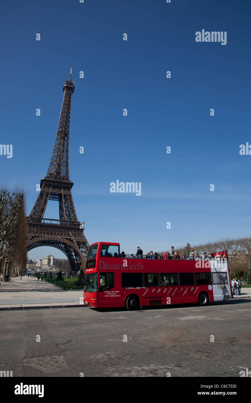Open-Top-Tour-Bus parkte vor dem Eiffelturm in Paris, Frankreich Stockfoto