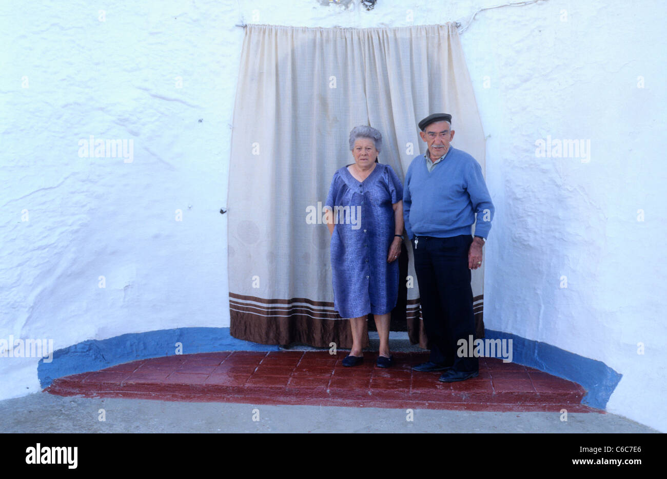 Ein paar außerhalb dort Höhle wohnt in Guadix, Granada, Andalusien Stockfoto