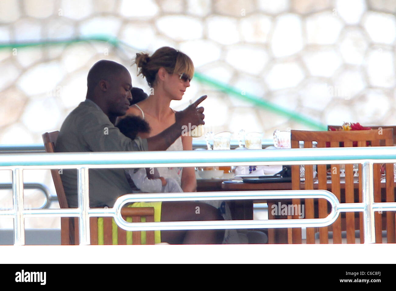 Heidi Klum und Seal genießen Sie Ihr Frühstück mit ihrer Tochter Lou Sulola  Samuel an Bord der indischen Kaiserin Yacht Nizza, Frankreich  Stockfotografie - Alamy