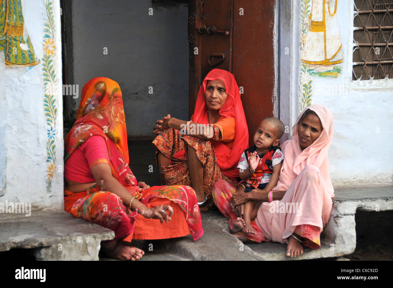 Barfuß Stammesfrauen Udaipur Rajasthan Indien Stockfoto